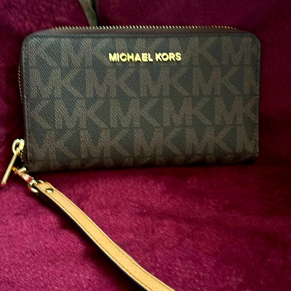 Michael Kors wristlet